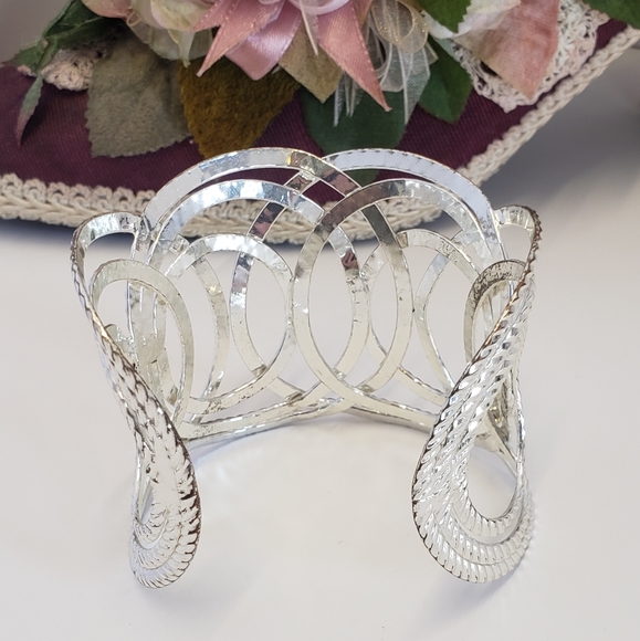 Gorgeous Bright Silver tone Cuff Bracelet - Picture 4 of 6